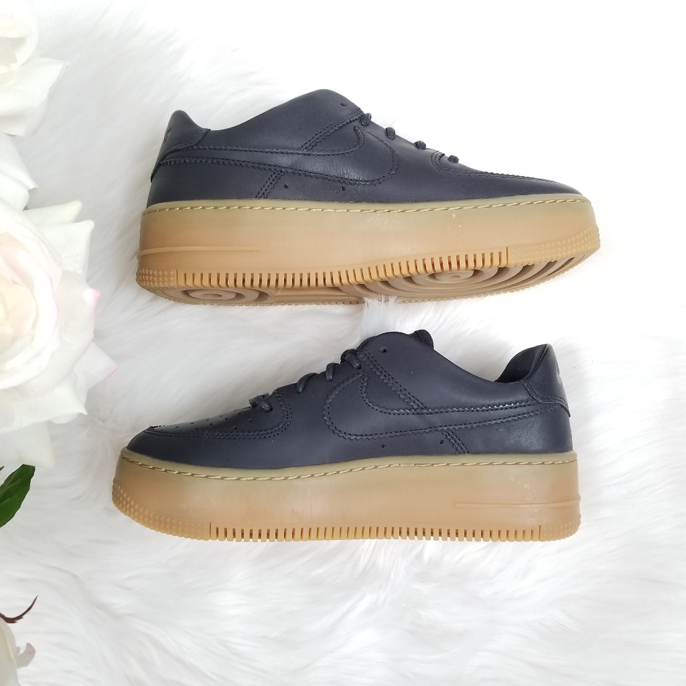 New Wmns NIKE Air Force 1 Sneakers - Picture 4 of 6